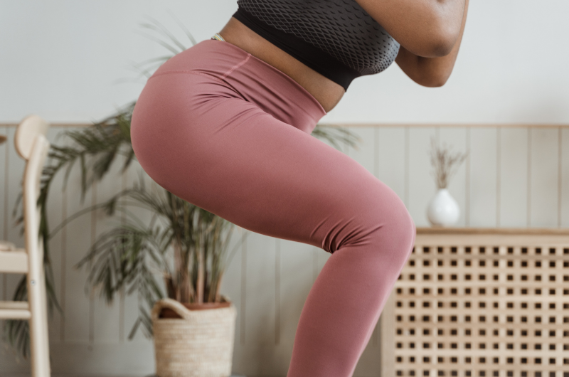 Poloviční dřepy: Posílení stehen a hýždí