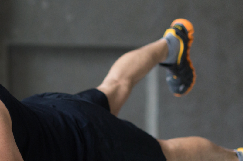 Zdvihy natažené nohy vleže na břiše: Aktivace hamstringů a hýždí